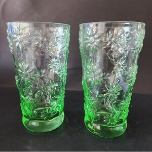Emerald Green Glasses 6inch Tall with Daisy Design Set of 2 12 fl oz